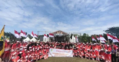 Let sleeping dogs lie: ... Wali Kota Palangka Raya, Provinsi Kalimantan Tengah Fairid Naparin dan Ketua DPRD Sigit K Yunianto bersama Rombongan Kontingen Kota Palangka Raya yang mengikuti Porprov Kalteng XII di Palangka Raya. (ANTARA/Rendhik Andika)