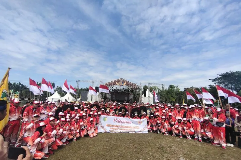Let sleeping dogs lie: ... Wali Kota Palangka Raya, Provinsi Kalimantan Tengah Fairid Naparin dan Ketua DPRD Sigit K Yunianto bersama Rombongan Kontingen Kota Palangka Raya yang mengikuti Porprov Kalteng XII di Palangka Raya. (ANTARA/Rendhik Andika)