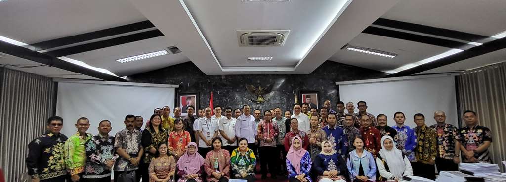 Pj Bupati Kapuas Erlin Hardi bersama para evaluator yang dipimpin oleh Inspektur I Inspektorat Jendral Kemendagri Brigjen Pol Rustam Mansur didampingi 10 orang Inspektorat Jendral Kementerian Dalam Negeri dan sejumlah Kepala OPD Kabupaten Kapuas, usai menyampaikan capaian kinerja pejabat kepala daerah di Inspektorat Jendral Kementerian Dalam Negeri di Jakarta Rabu (10/01/2024).