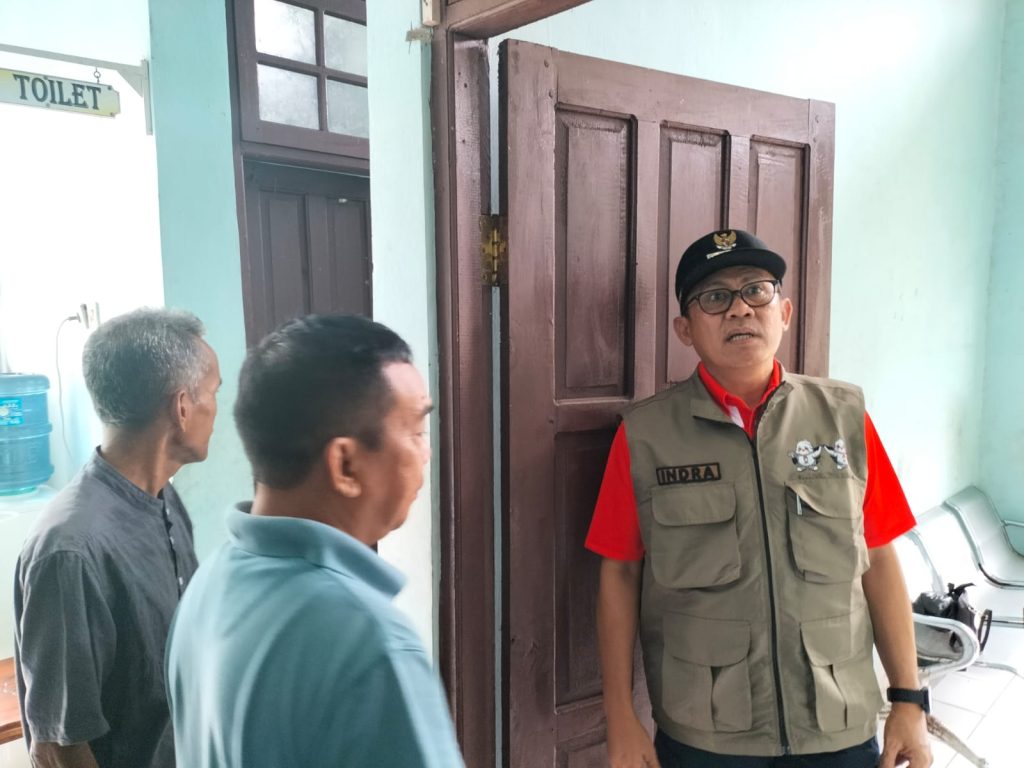 Pj Bupati Bartim Indra Gunawan kunjungi guang logistik di Kecamatan Raren Batuah, Jumat (19/1/2024).