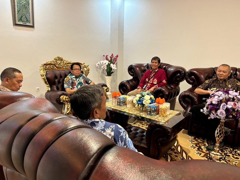 Pj Bupati Kapuas Terima Kunjungan Koordinasi Terkait TKD. Pj Bupati Kapuas Erlin Hardi menerima kunjungan koordinasi dari Kakanwil Ditjen Perbandaharaan Kalteng Hari Utomo selaku kepala perwakilan kemenkeu kalteng terkait TKD, bertempat di rumah jabatan Bupati Kapuas, Kamis (01/02/2024).