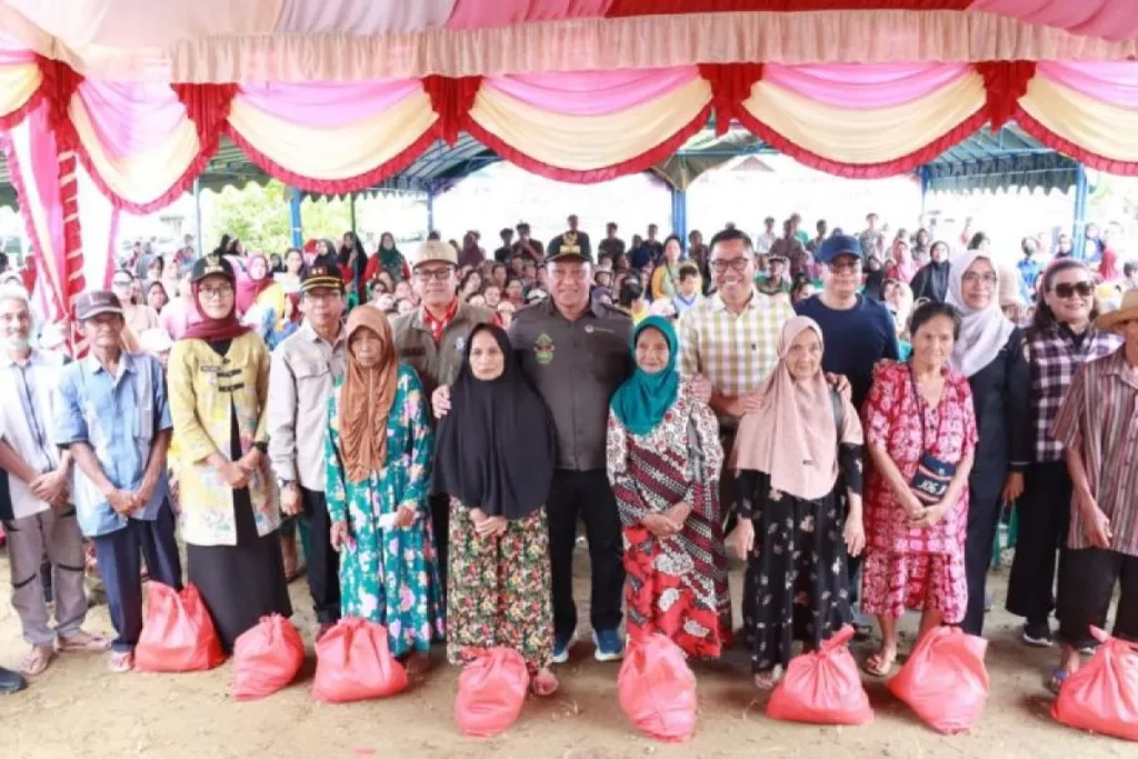 Wagub Kalteng Edy Pratowo secara simbolis menyerahkan paket sembako kepada warga di Pematang Karau, Kabupaten Barito Timur, Jumat (2/2/2024). ANTARA