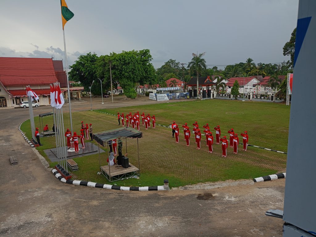 Paskibraka Barito Timur melaksanakan pelatihan di halaman kantor Bupati Barito Timur, di Tamiang Layang, Senin (12/8/2024).